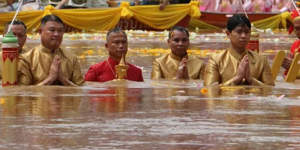 พิธีอุ้มพระดำน้ำ